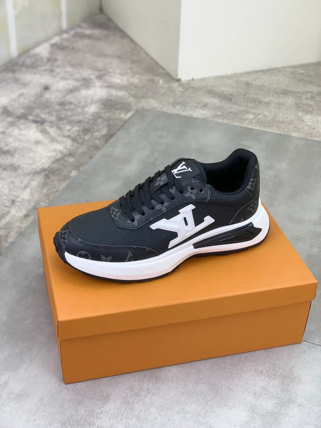 Men's shoes 💰P460 💰 [New model] 🆘 The latest model from LV official website 🎁 Casual and fashionable men's shoes 👟 Hot style 💥 Simple and elegant style, exclusive for trendy men. Unique latest brand elements from the official website 👑 Original decoration, fashionable and generous, the fabric is made of original calfskin ➕ Comfortable and breathable mesh lining ➕ Pigskin lining ✅The official website specifies wear-resistant casual outsole, the classic model is taken in real life🎬Color: 3️⃣colors available😍Number of codes: 38-44 (45 46 customized)